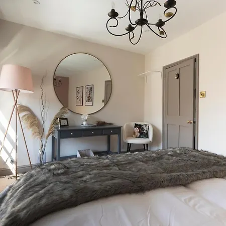 Luxe Townhouse - Private Sunny Patio - Close To Castle & Town - Perfect Break, Great For The Races, Workation & Exploring The Cotswolds Warwick (Warwickshire) Exterior photo