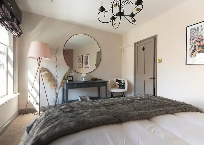 Luxe Townhouse - Private Sunny Patio - Close To Castle & Town - Perfect Break, Great For The Races, Workation & Exploring The Cotswolds