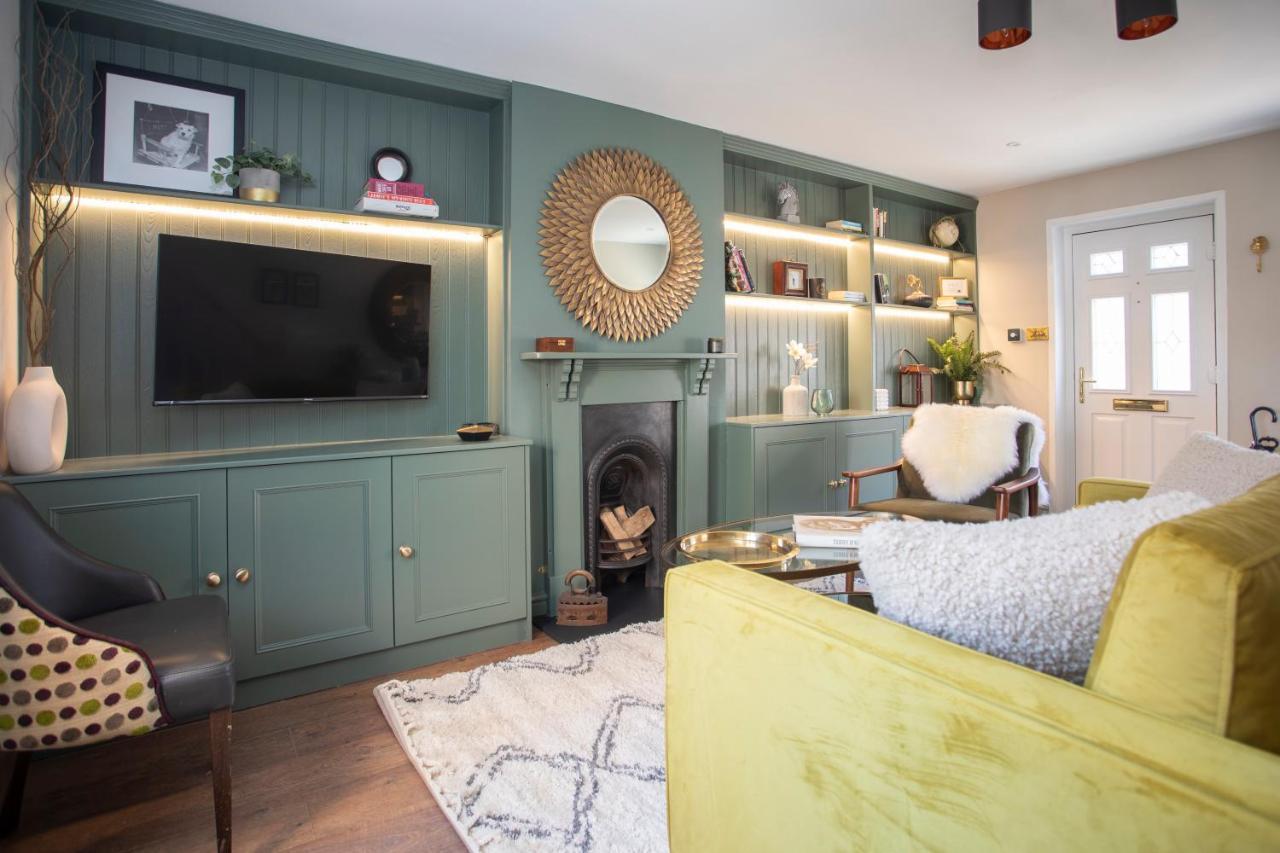 Luxe Townhouse - Private Sunny Patio - Close To Castle & Town - Perfect Break, Great For The Races, Workation & Exploring The Cotswolds Holiday home *