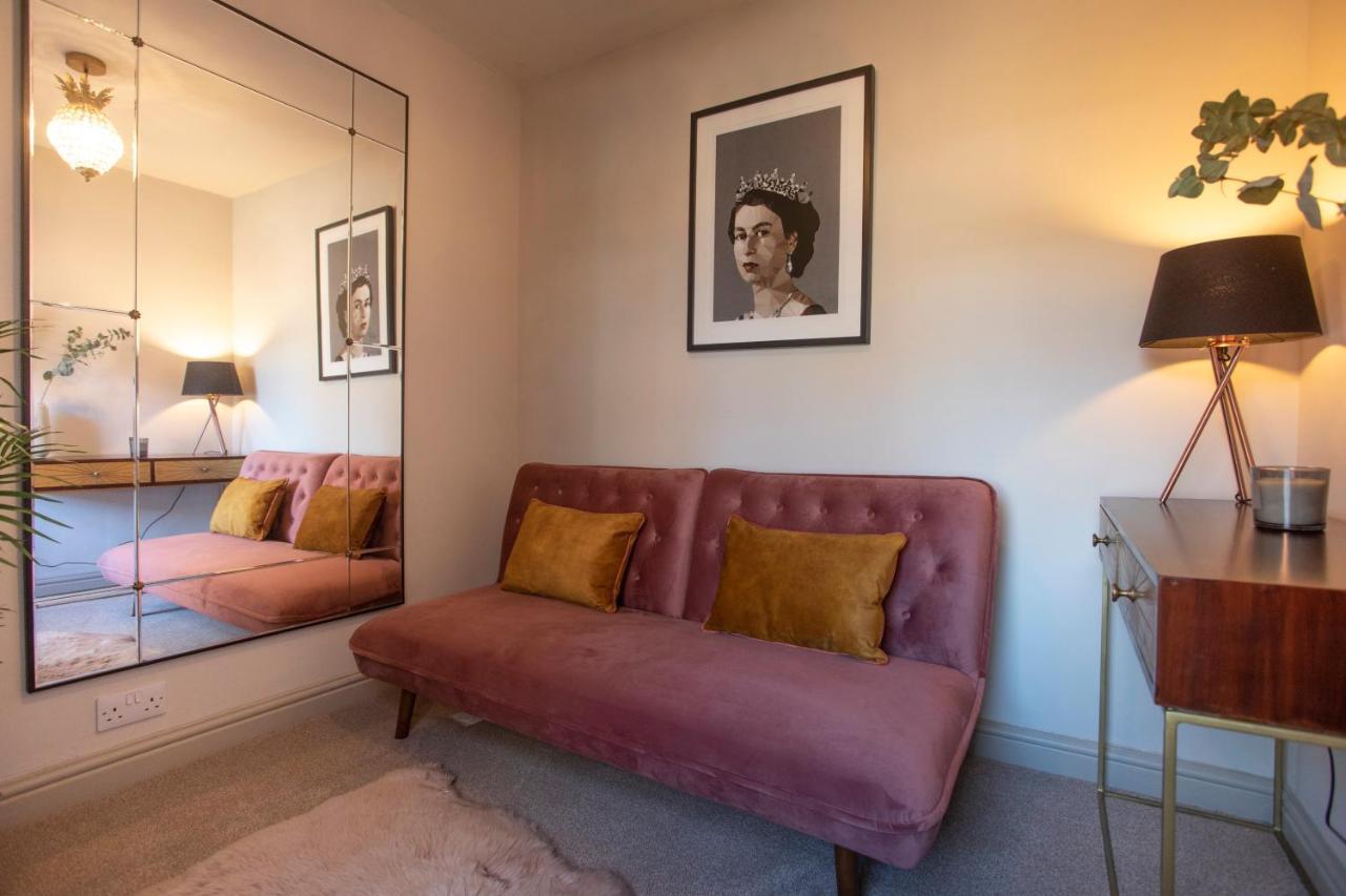 Holiday home Luxe Townhouse - Private Sunny Patio - Close To Castle & Town - Perfect Break, Great For The Races, Workation & Exploring The Cotswolds