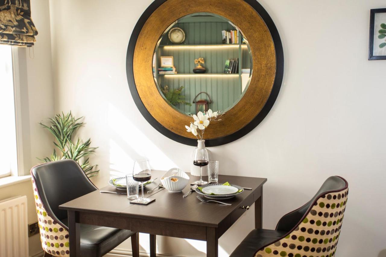 Holiday home Luxe Townhouse - Private Sunny Patio - Close To Castle & Town - Perfect Break, Great For The Races, Workation & Exploring The Cotswolds *