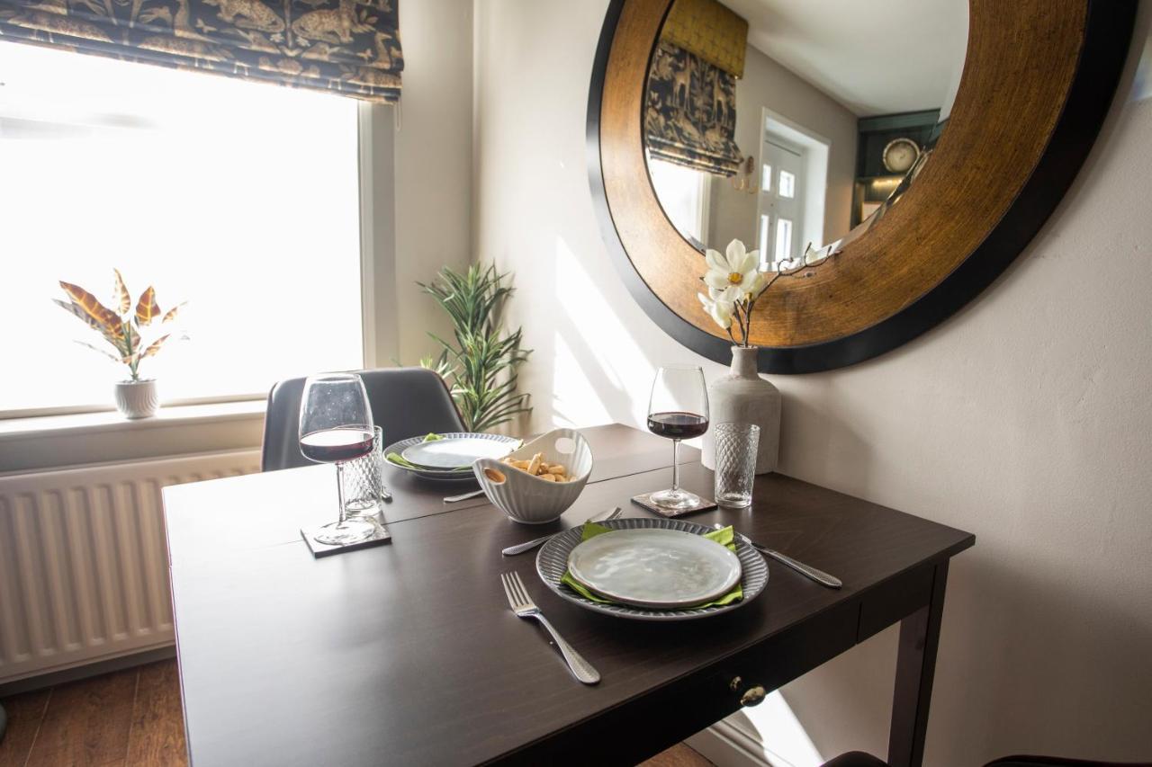 Luxe Townhouse - Private Sunny Patio - Close To Castle & Town - Perfect Break, Great For The Races, Workation & Exploring The Cotswolds Holiday home *