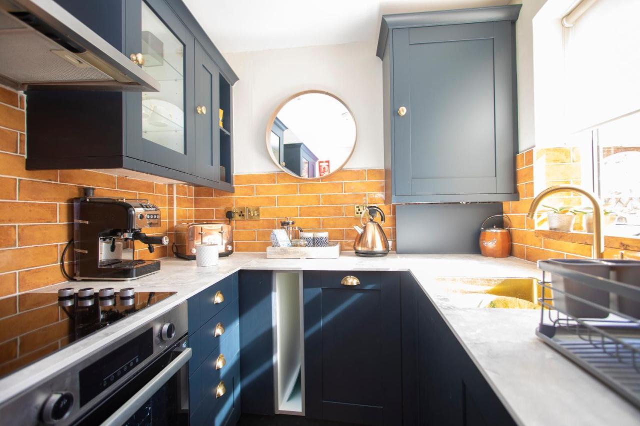 Holiday home Luxe Townhouse - Private Sunny Patio - Close To Castle & Town - Perfect Break, Great For The Races, Workation & Exploring The Cotswolds *