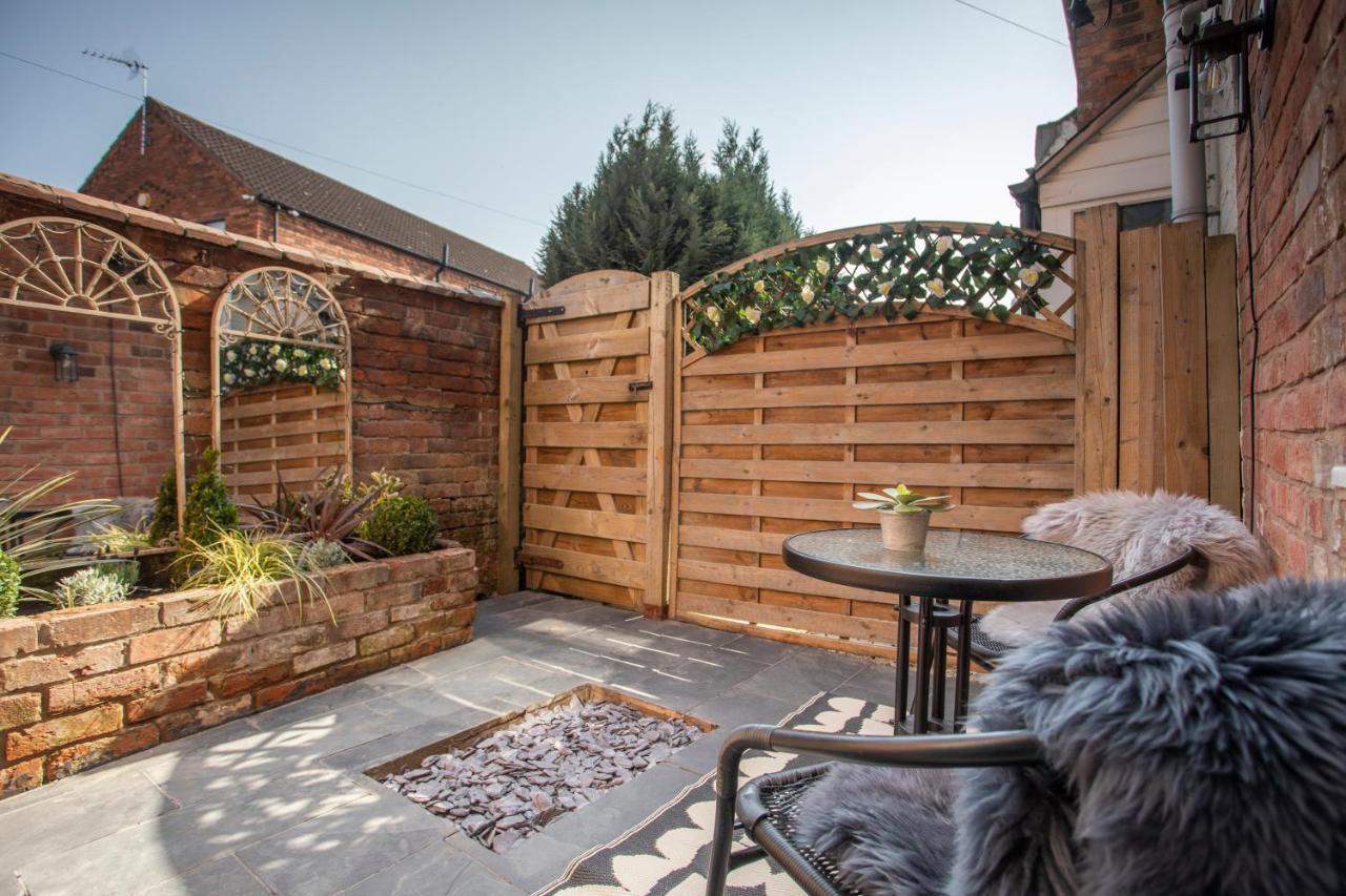 Luxe Townhouse - Private Sunny Patio - Close To Castle & Town - Perfect Break, Great For The Races, Workation & Exploring The Cotswolds Holiday home